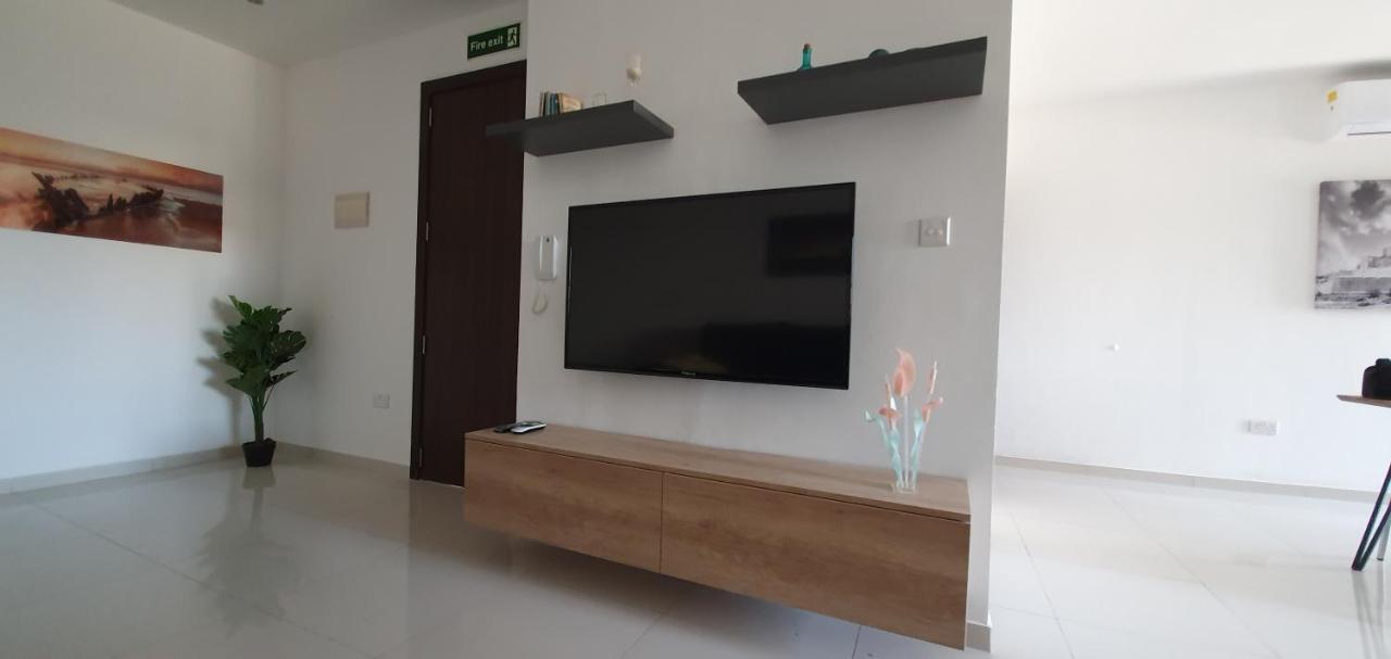 Sb3 - Stylish Penthouse - Superb Location Msida Apartment Bagian luar foto
